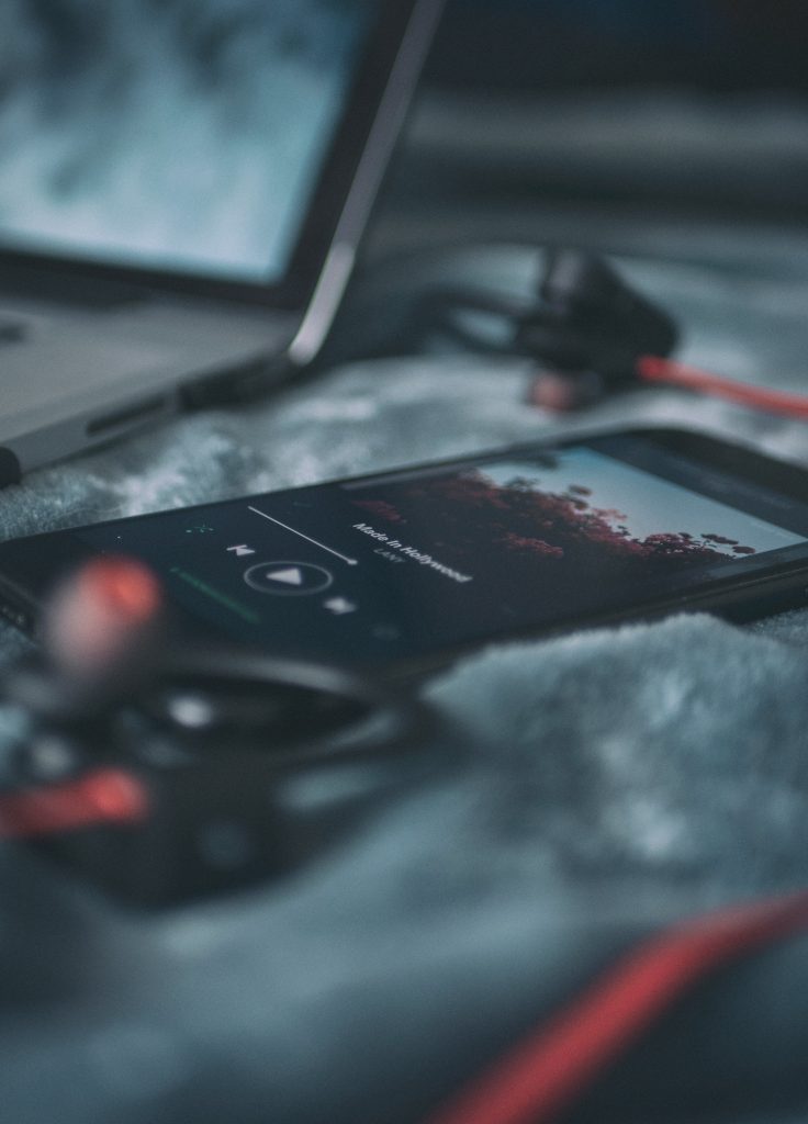 telefon z włączonym utworem muzycznym