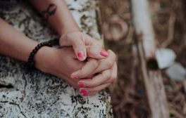 ręce kobiety złożone do modlitwy