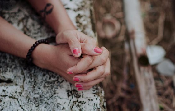 ręce kobiety złożone do modlitwy