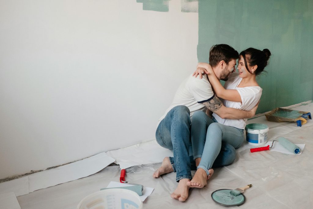 para przytulająca się oraz malujaca ściany pokoju