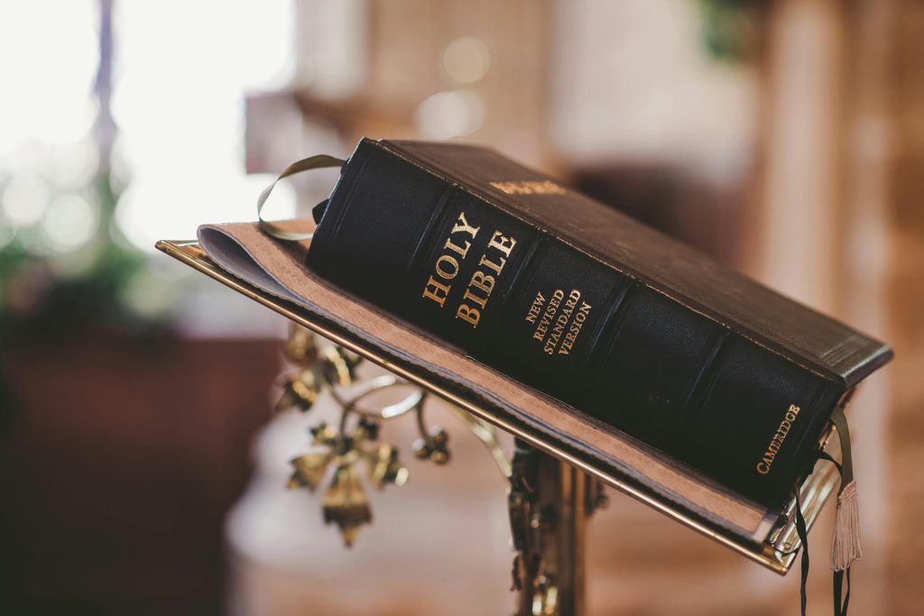 Biblija na stolici